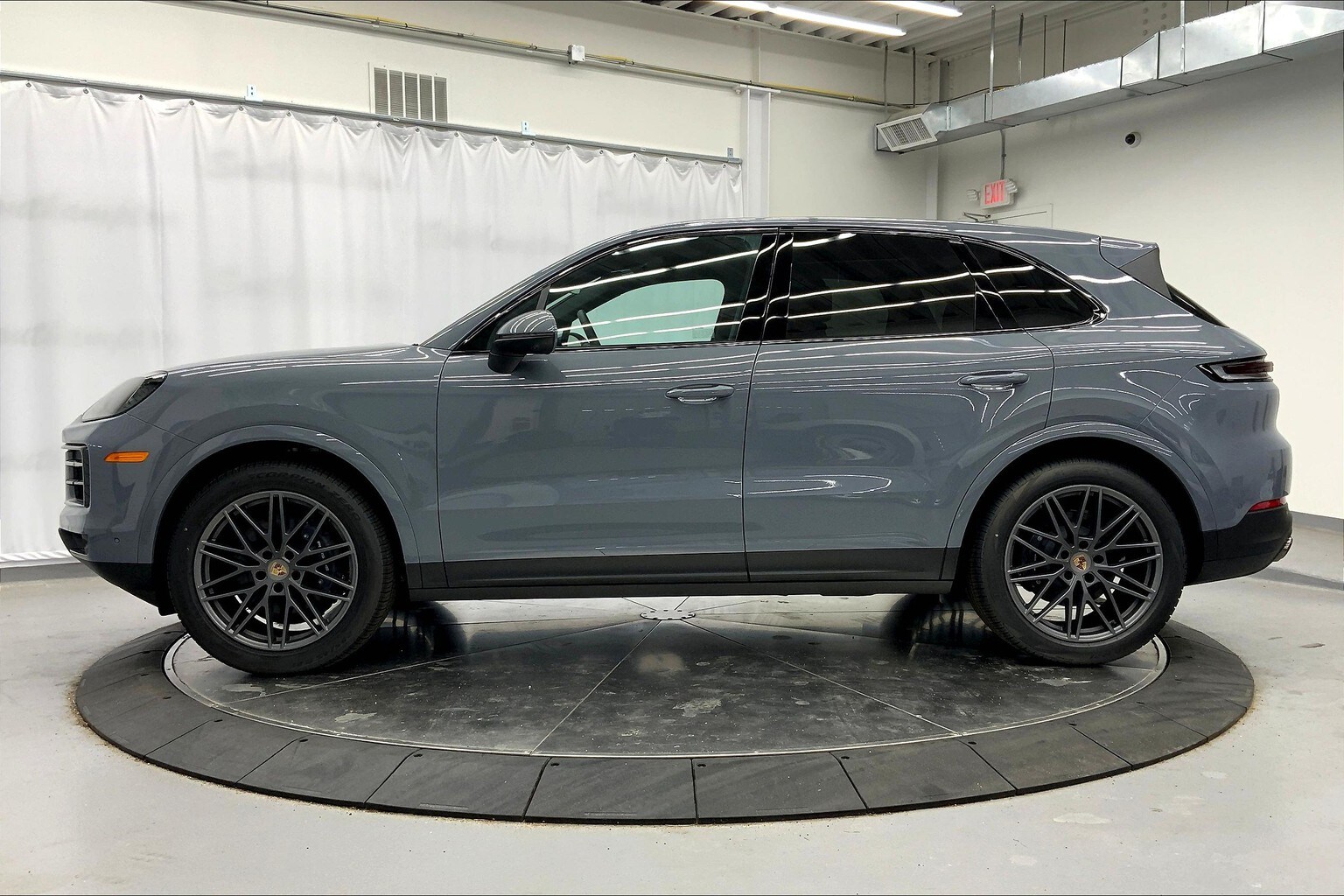 2025 Porsche Cayenne photo 2
