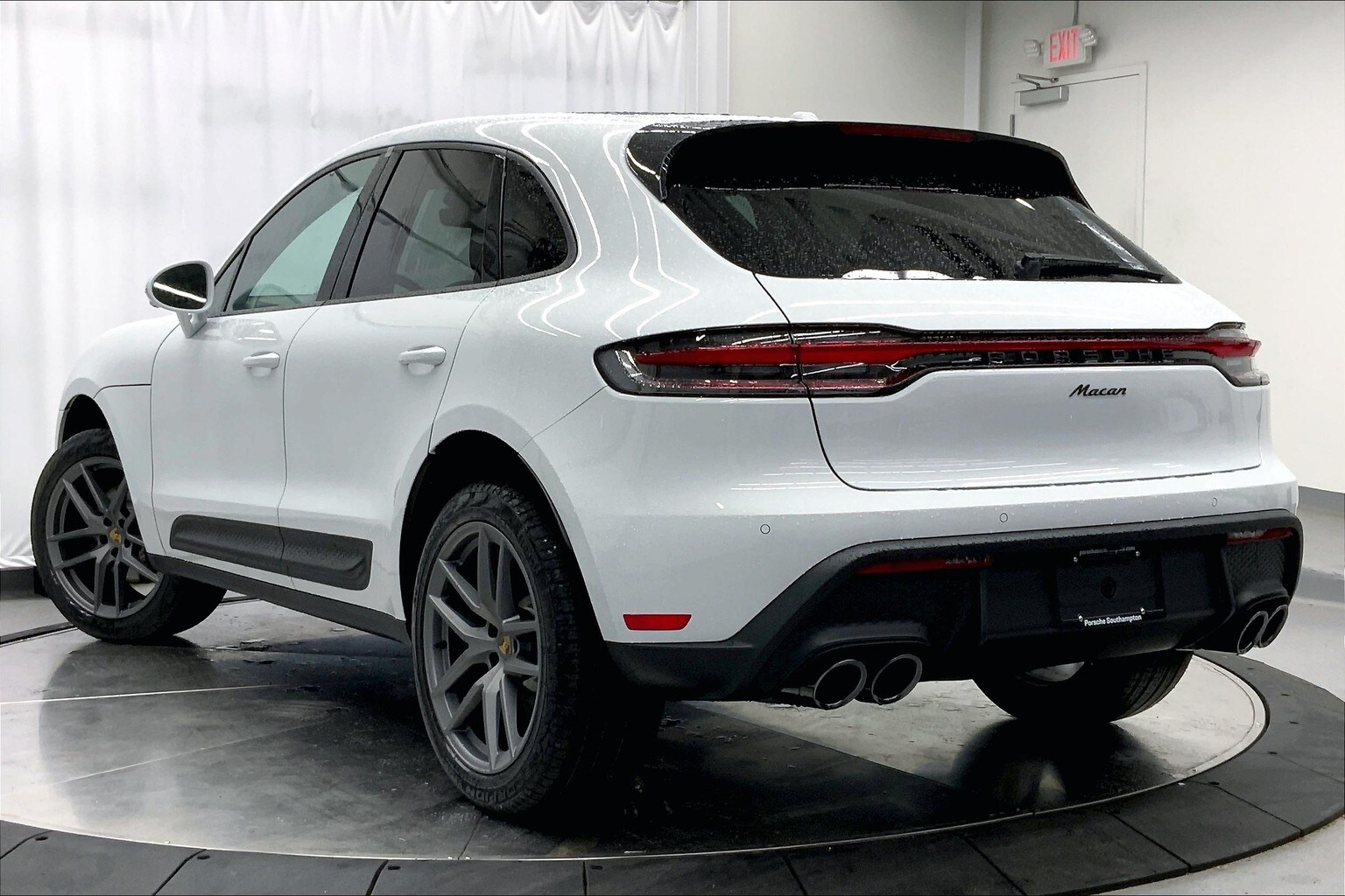 2025 Porsche Macan T photo 3