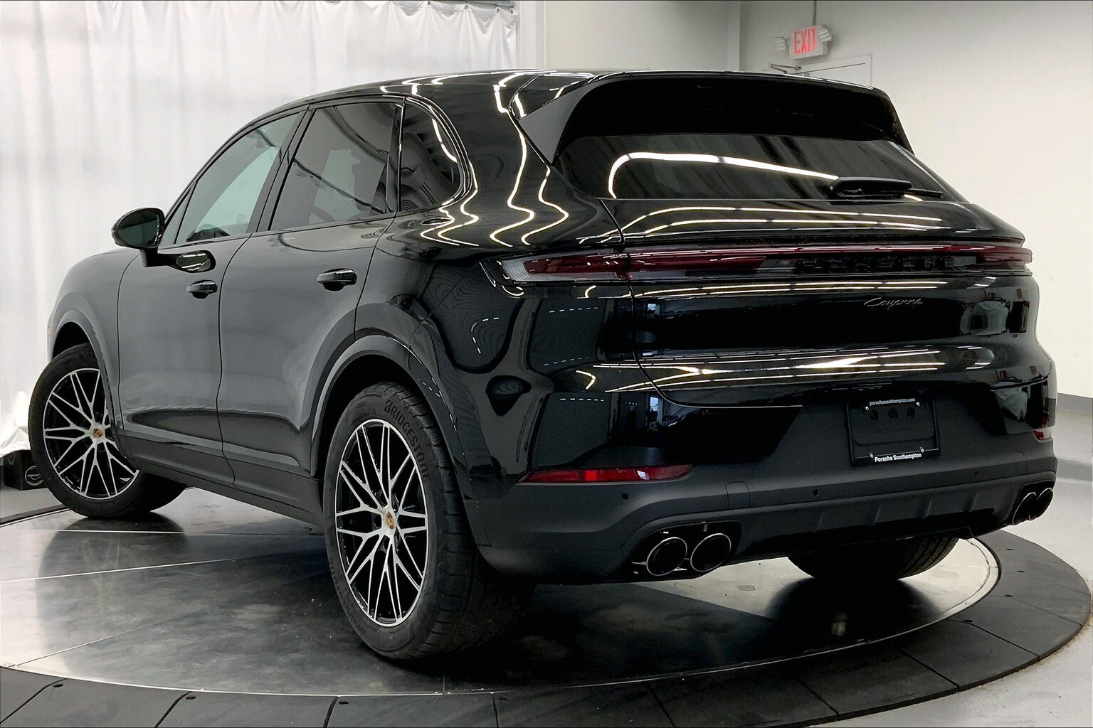 2025 Porsche Cayenne photo 3