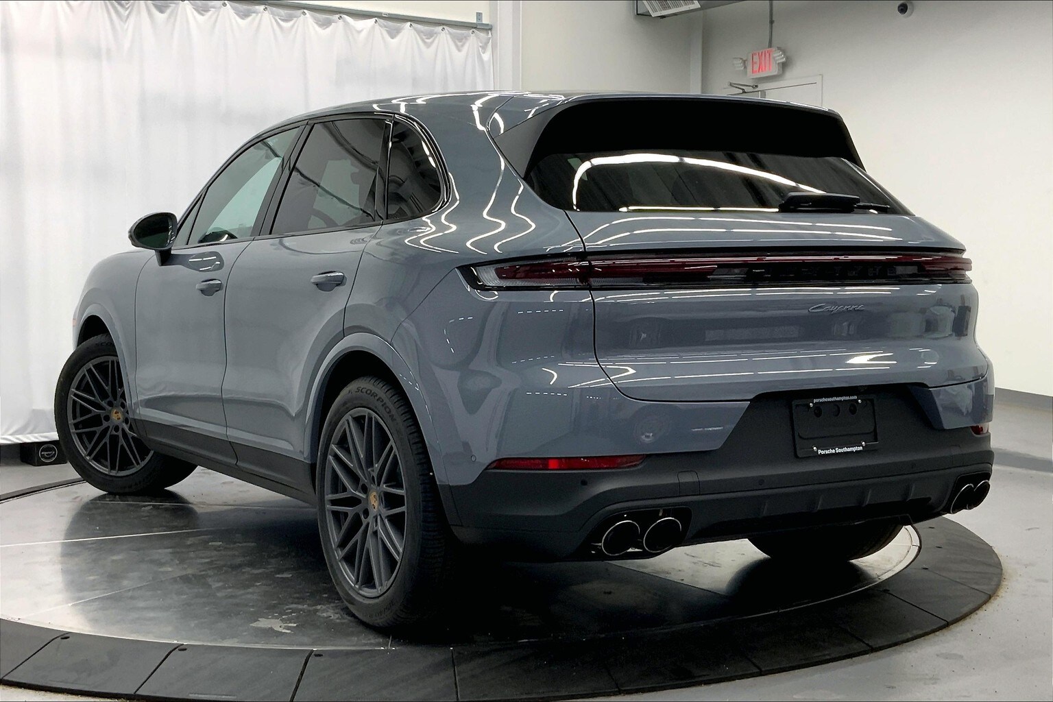 2025 Porsche Cayenne photo 3