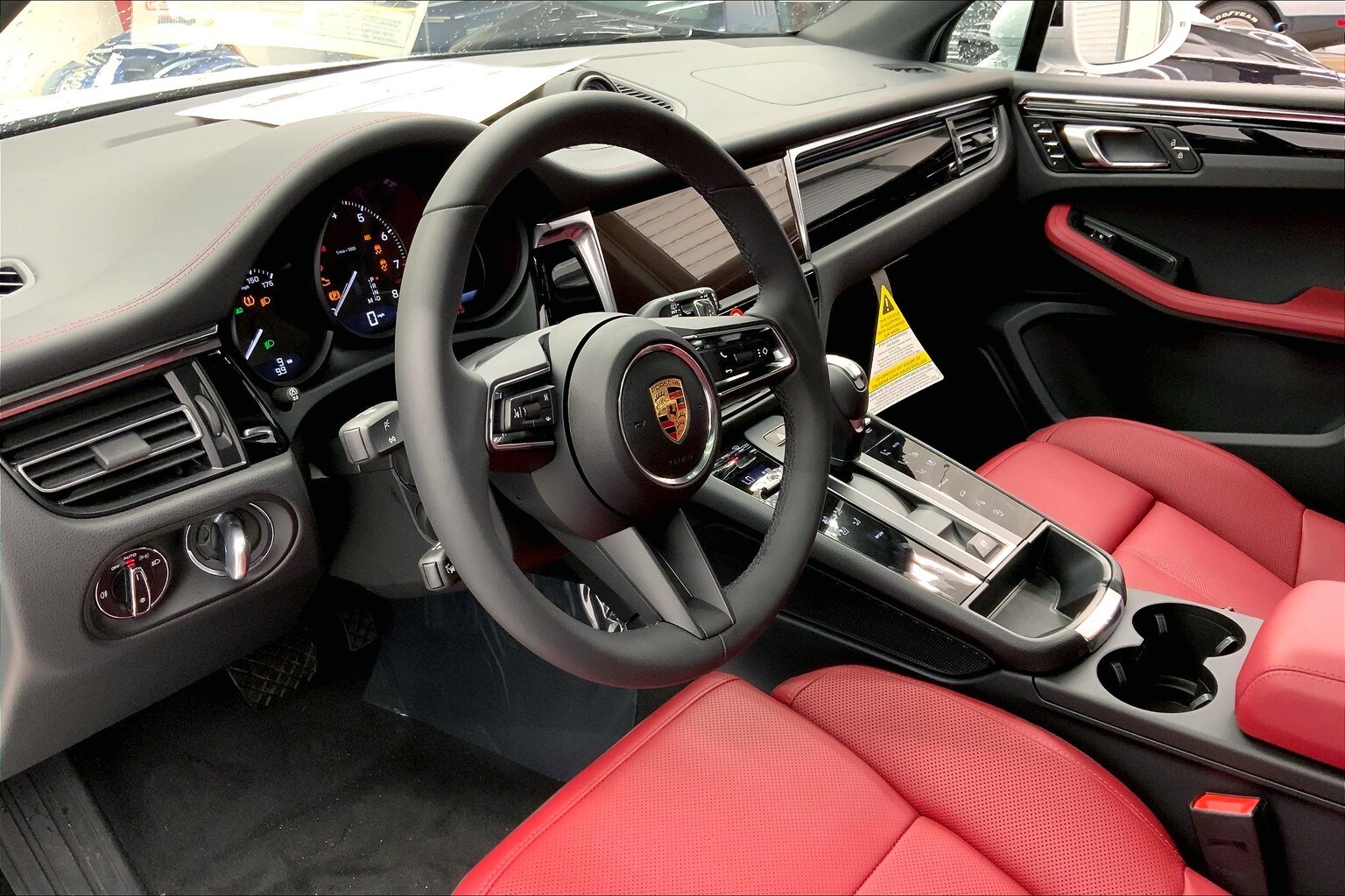 2025 Porsche Macan T photo 4
