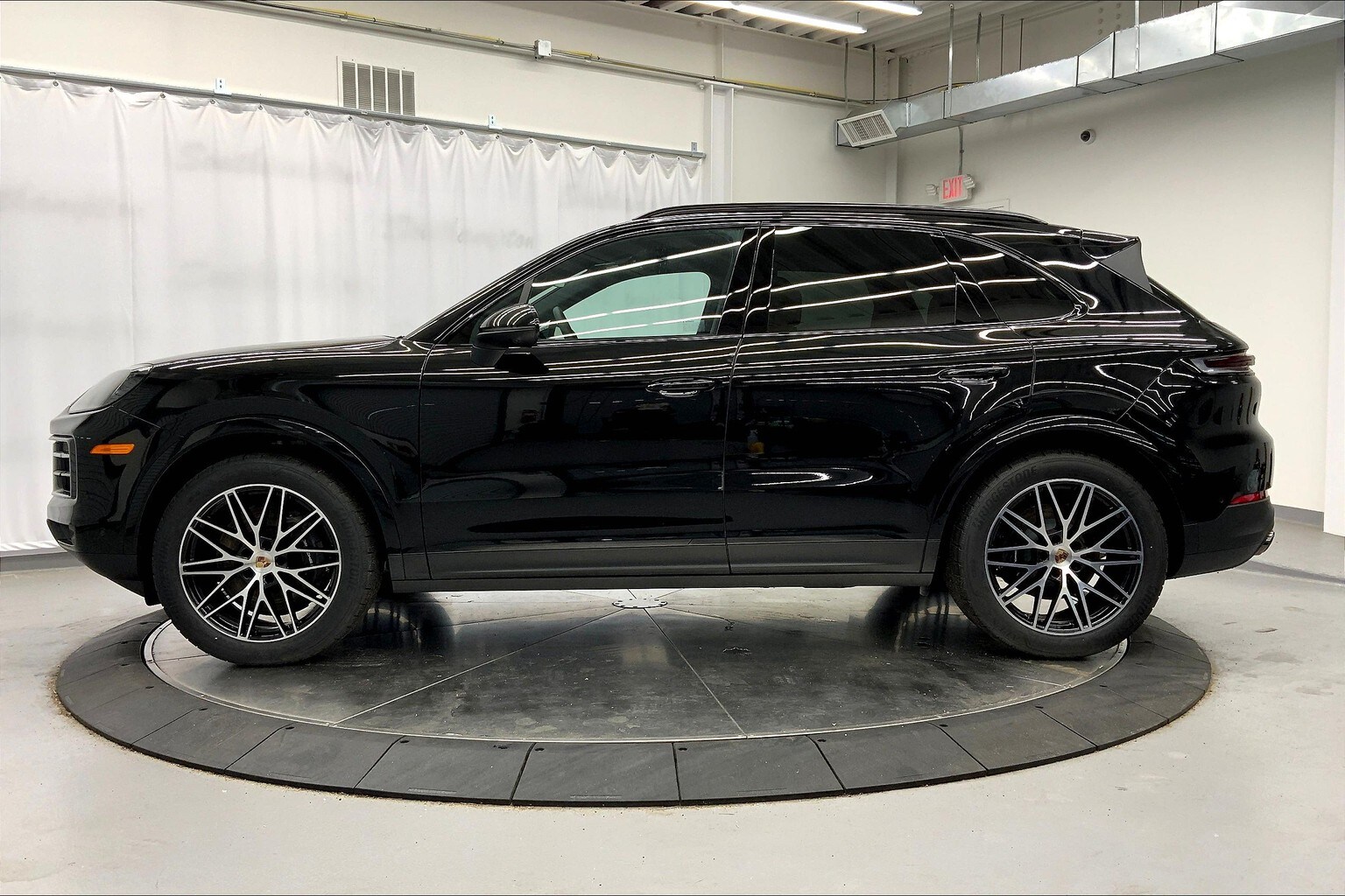 2025 Porsche Cayenne photo 2