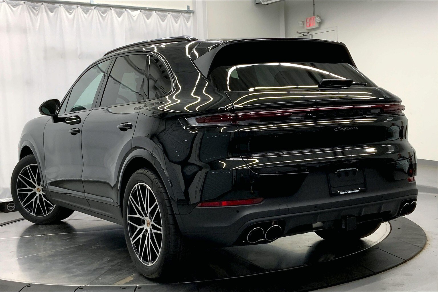 2025 Porsche Cayenne photo 3
