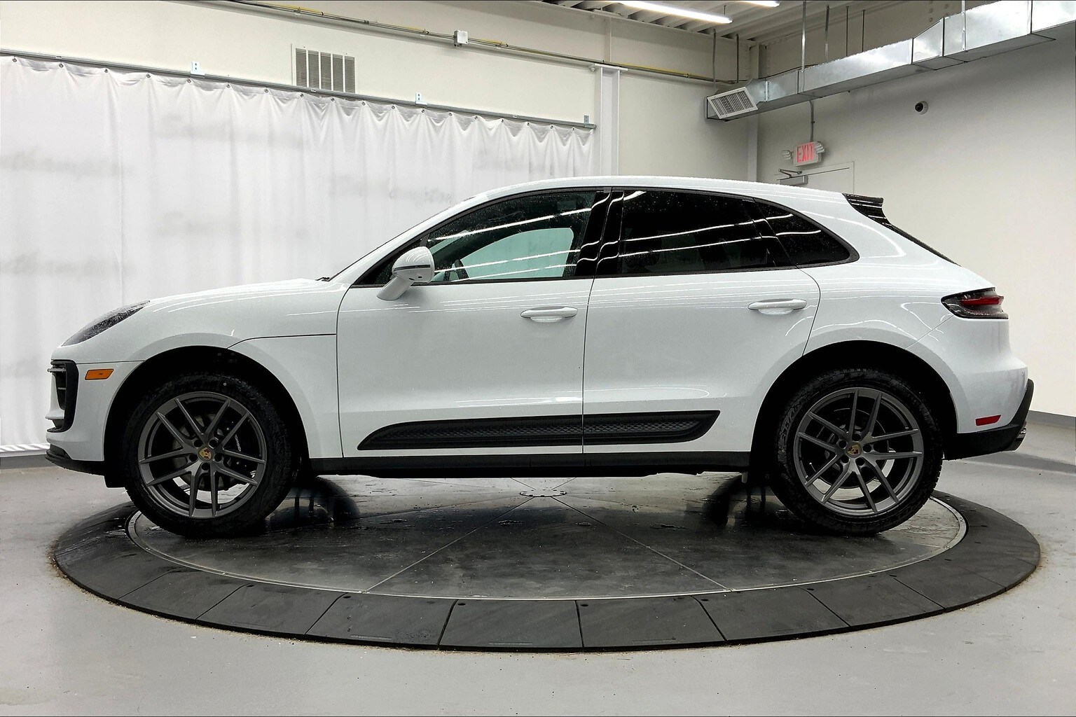 2025 Porsche Macan T photo 2