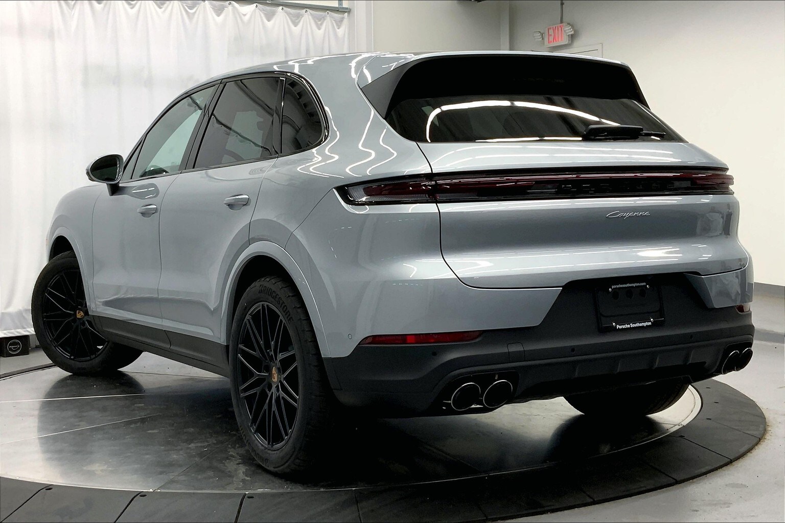 2025 Porsche Cayenne photo 2