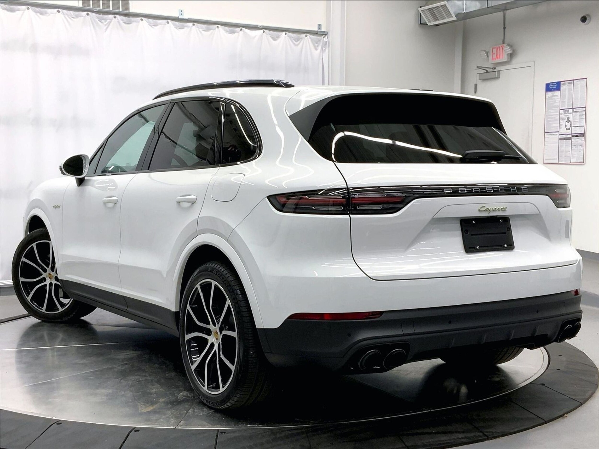 2022 Porsche Cayenne E-Hybrid photo 2