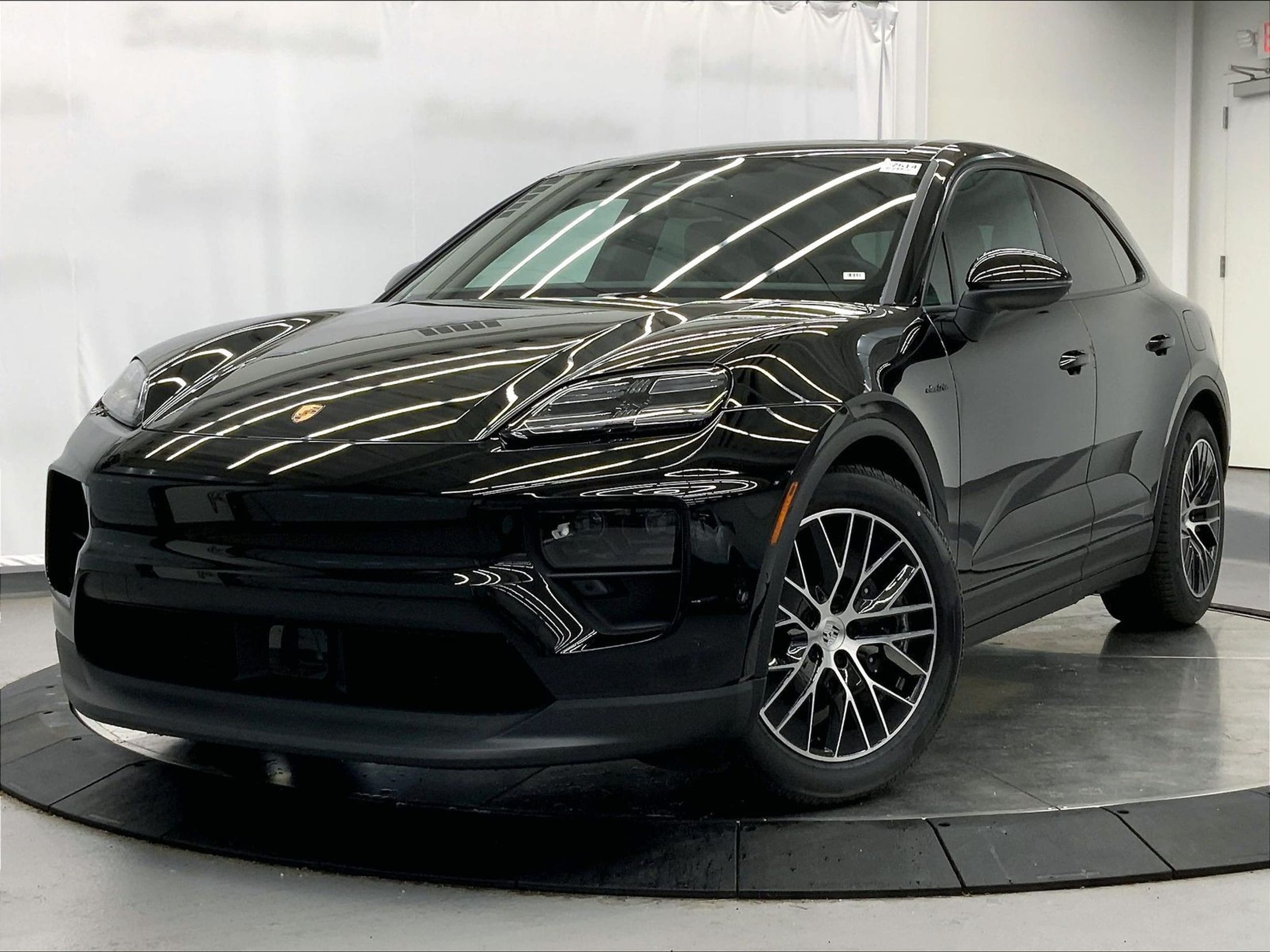 2025 Porsche Macan Base's photo