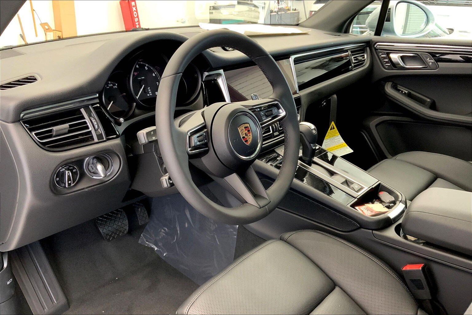2025 Porsche Macan T photo 4
