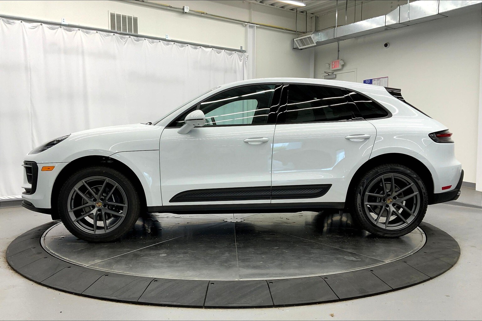 2025 Porsche Macan T photo 2
