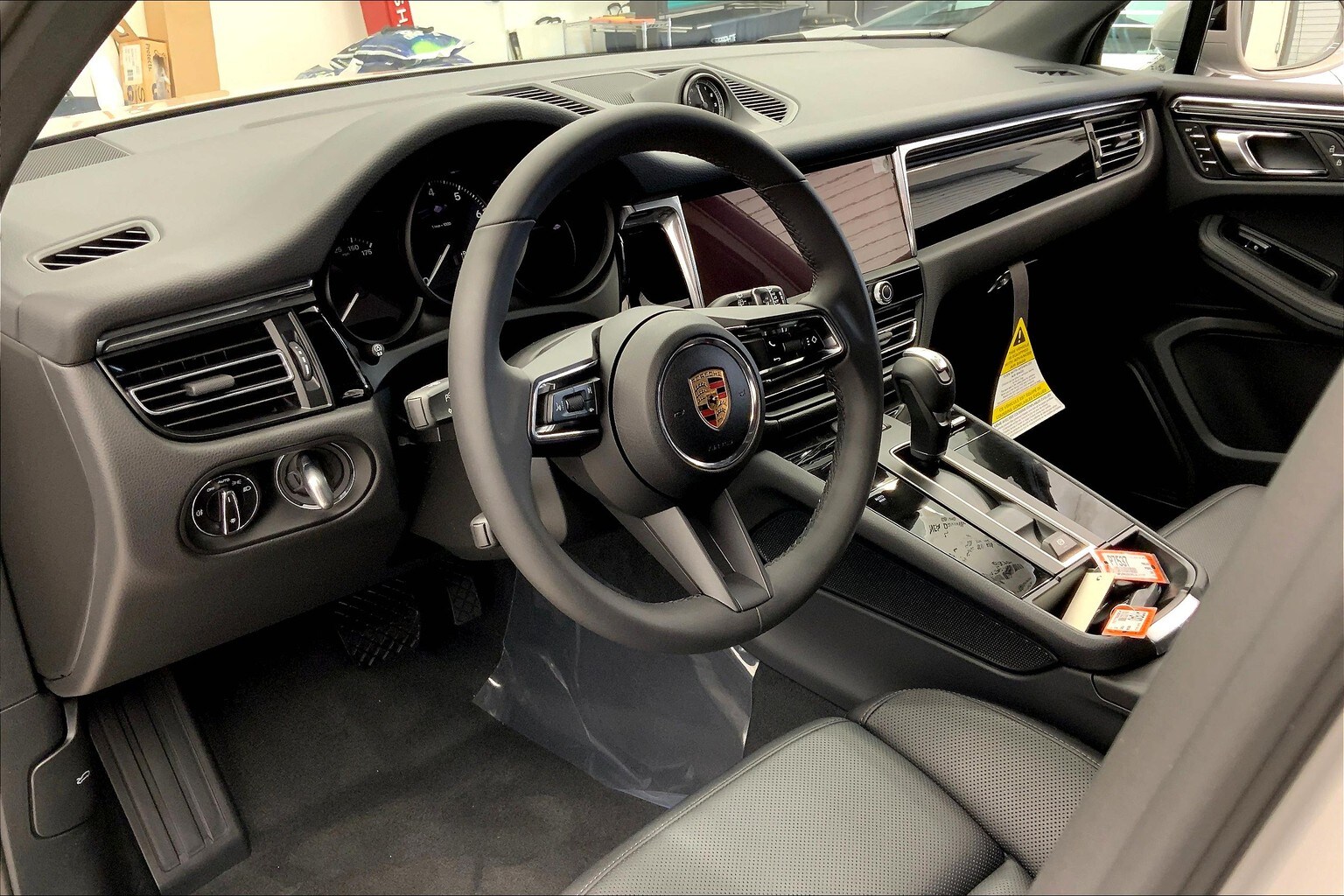 2025 Porsche Macan T photo 4