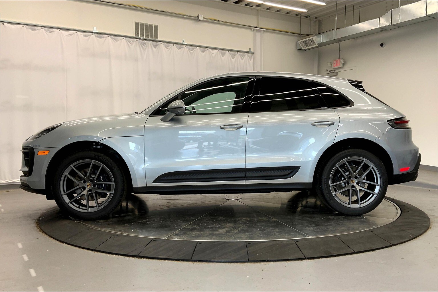 2025 Porsche Macan T photo 2