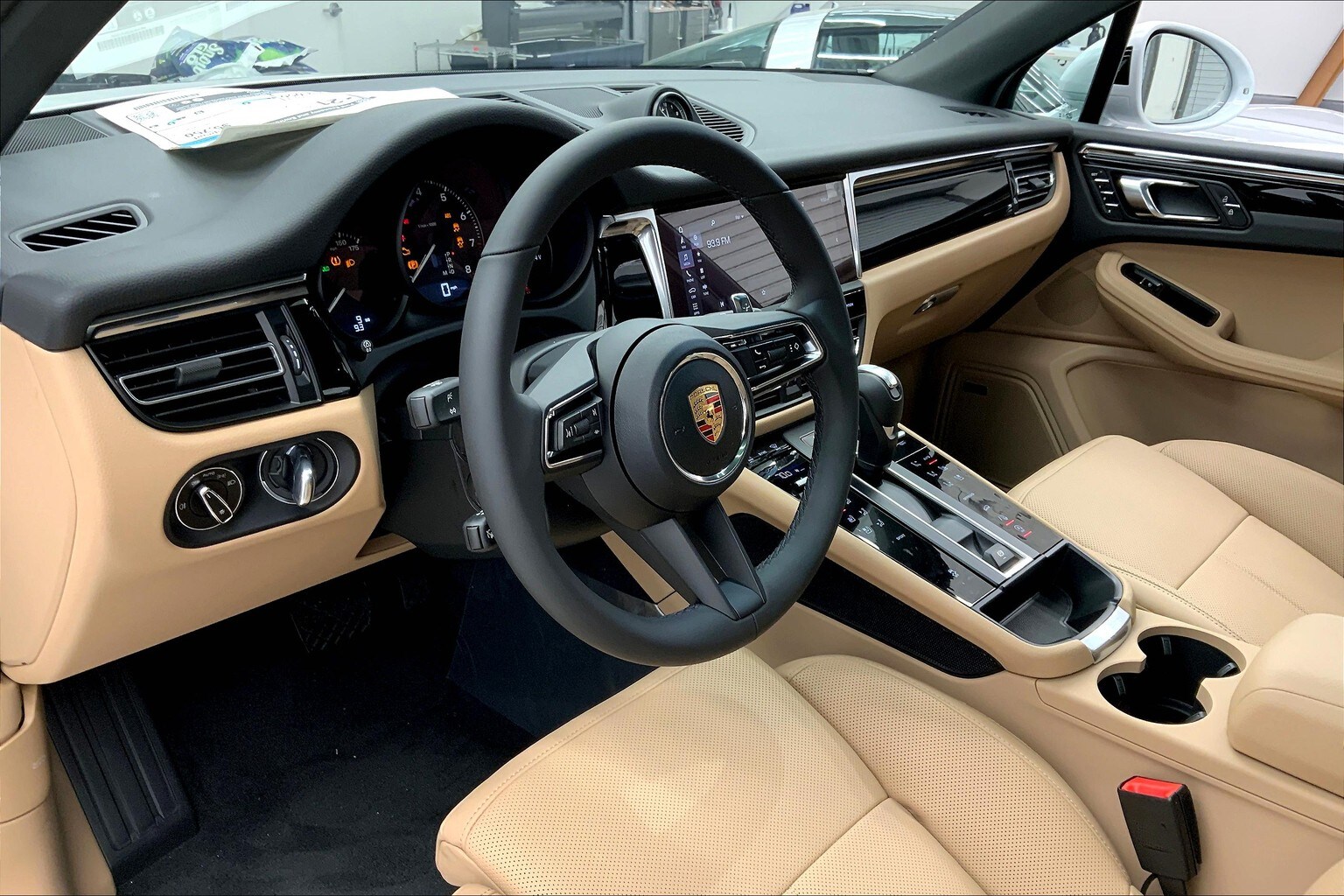 2025 Porsche Macan T photo 4