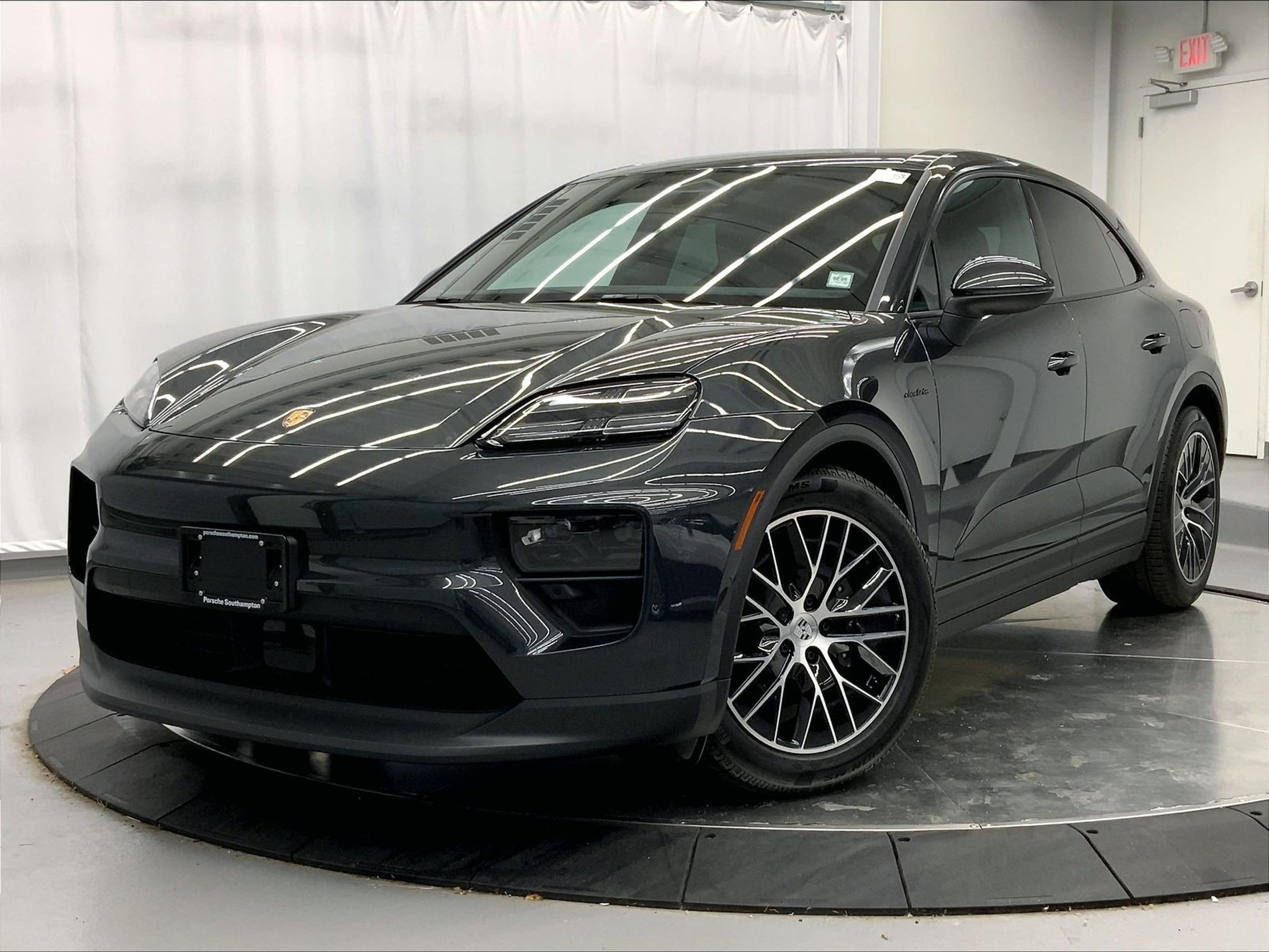 2025 Porsche Macan Base's photo