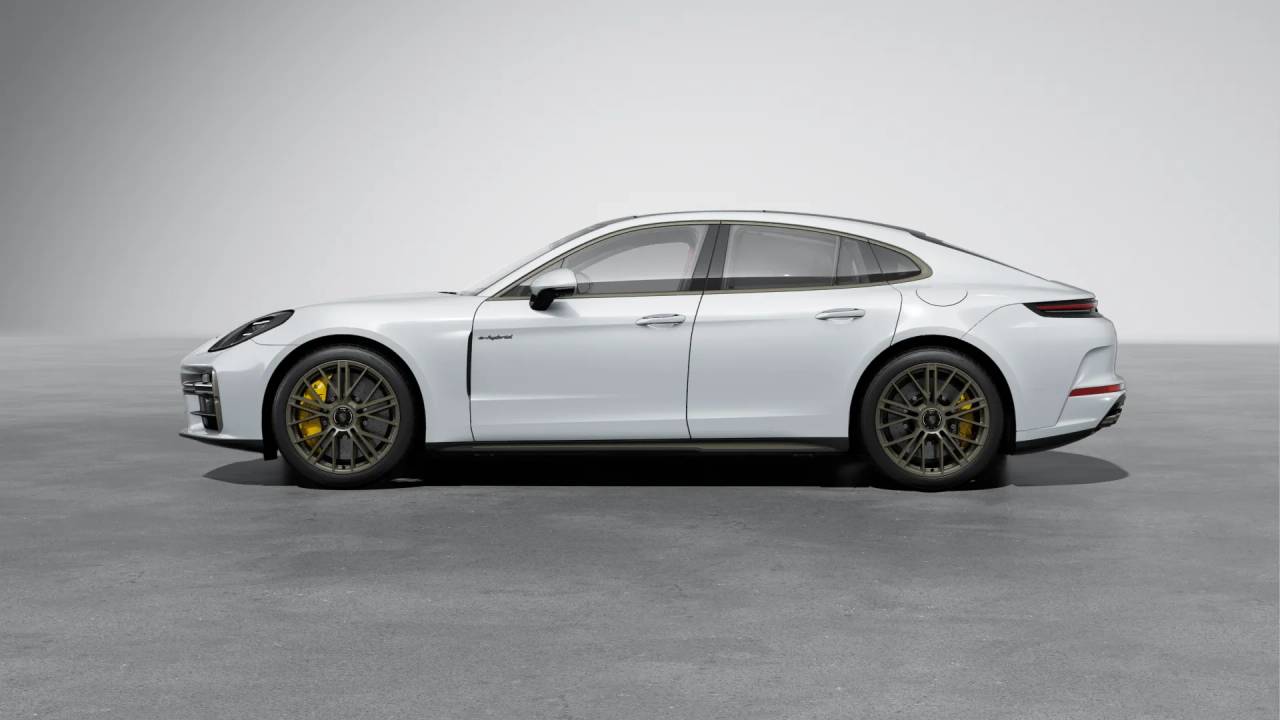 2026 Porsche Panamera Turbo S E-Hybrid photo 2