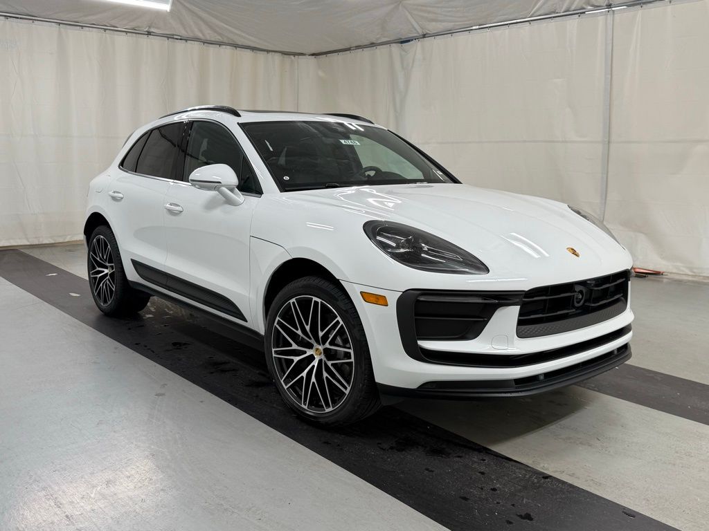 2026 Porsche Macan T - Photo 12