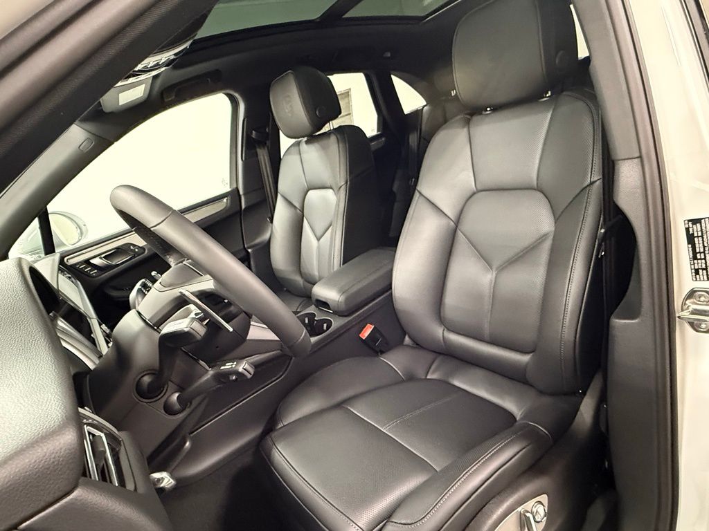 2026 Porsche Macan T - Photo 17
