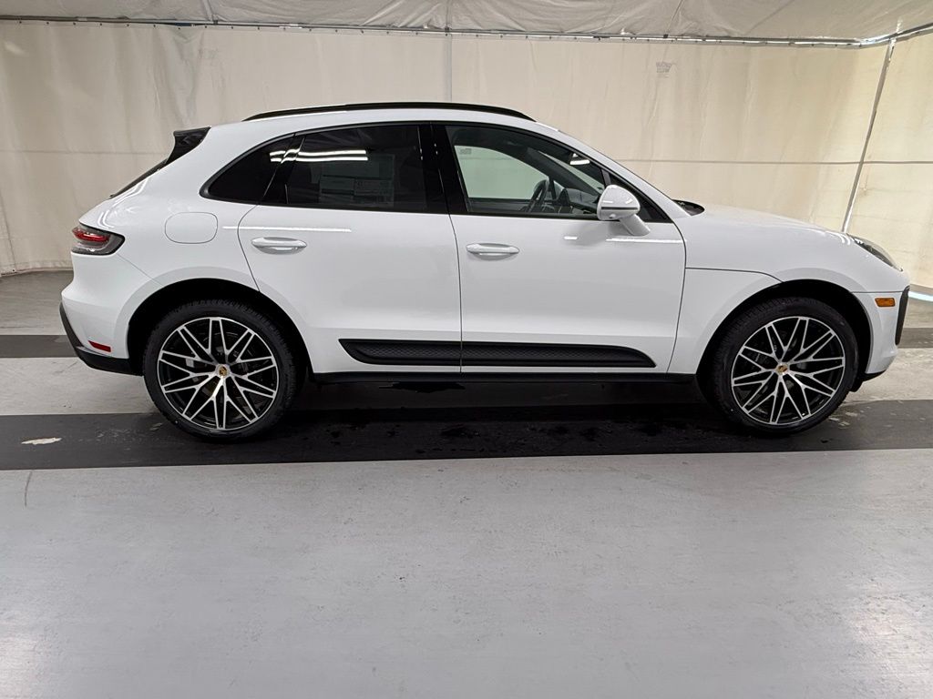 2026 Porsche Macan T - Photo 11
