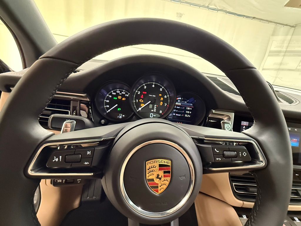 2026 Porsche Macan T - Photo 14