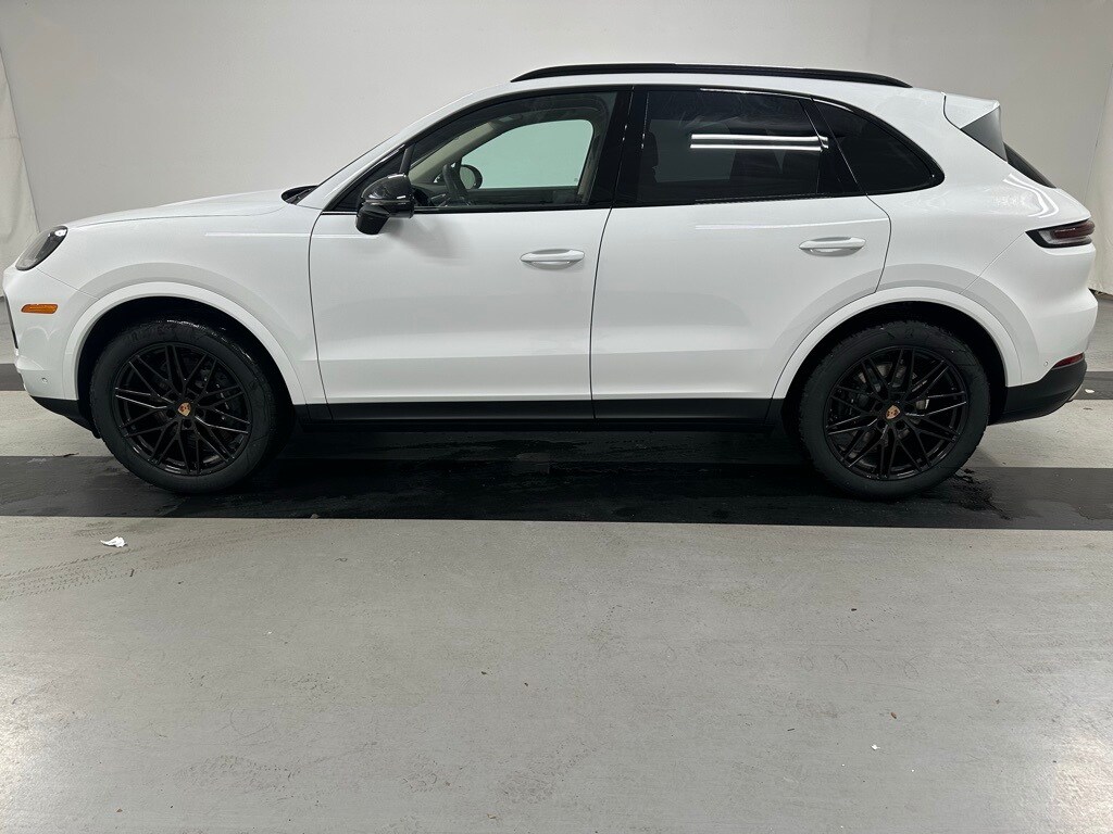 2025 Porsche Cayenne photo 2