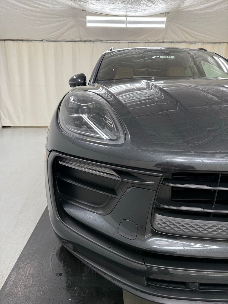 2026 Porsche Macan T - Photo 12