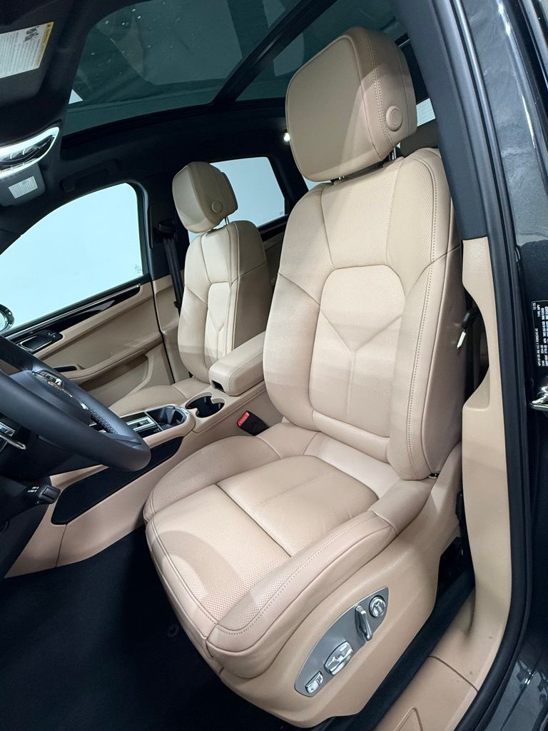 2026 Porsche Macan T - Photo 5