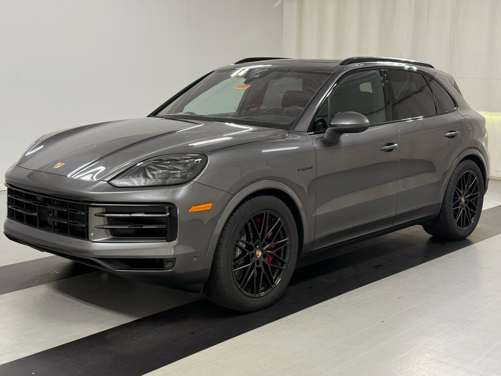 2026 Porsche Macan S photo 2