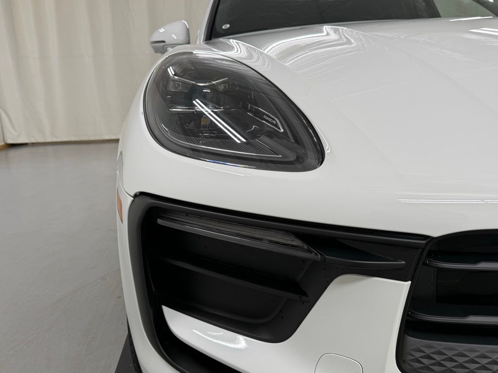 2026 Porsche Macan T - Photo 15