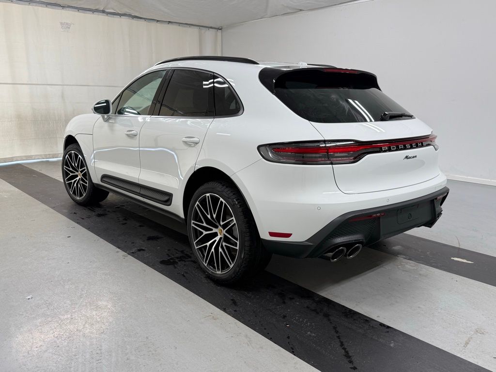 2026 Porsche Macan T - Photo 8