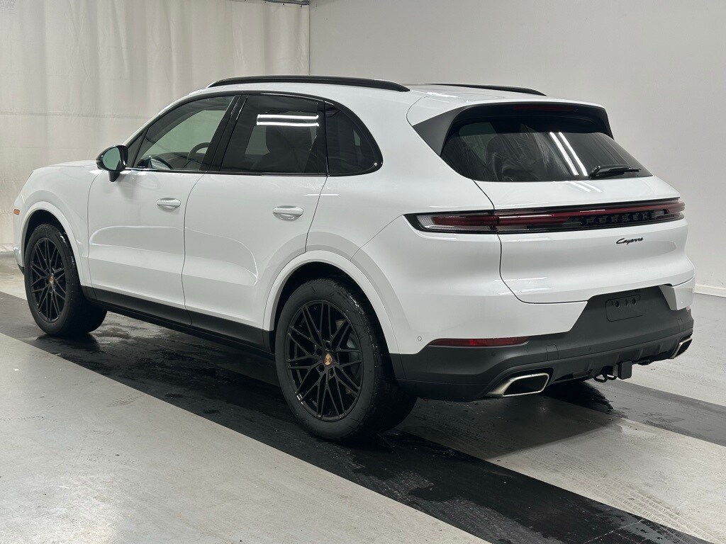 2025 Porsche Cayenne photo 3