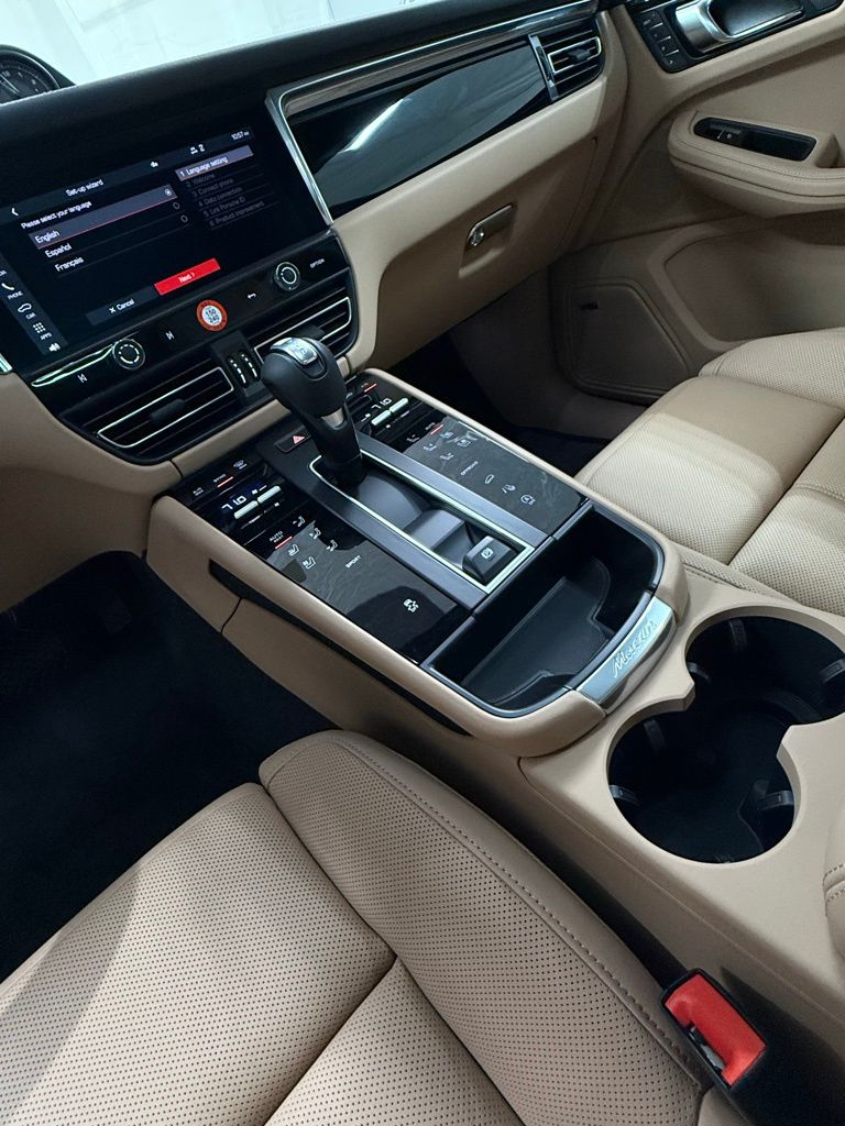 2026 Porsche Macan T - Photo 15