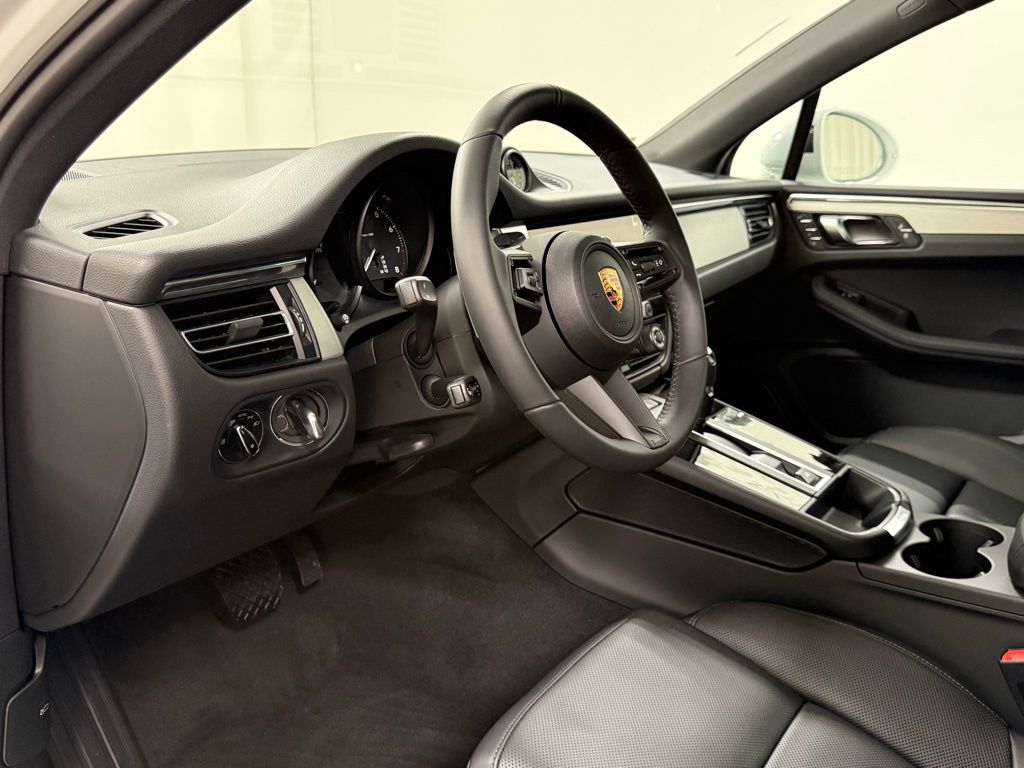 2026 Porsche Macan T - Photo 16