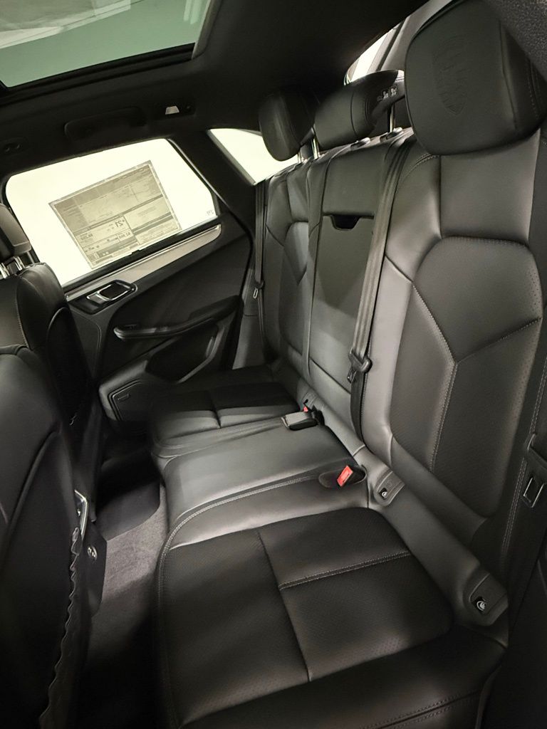 2026 Porsche Macan T - Photo 25