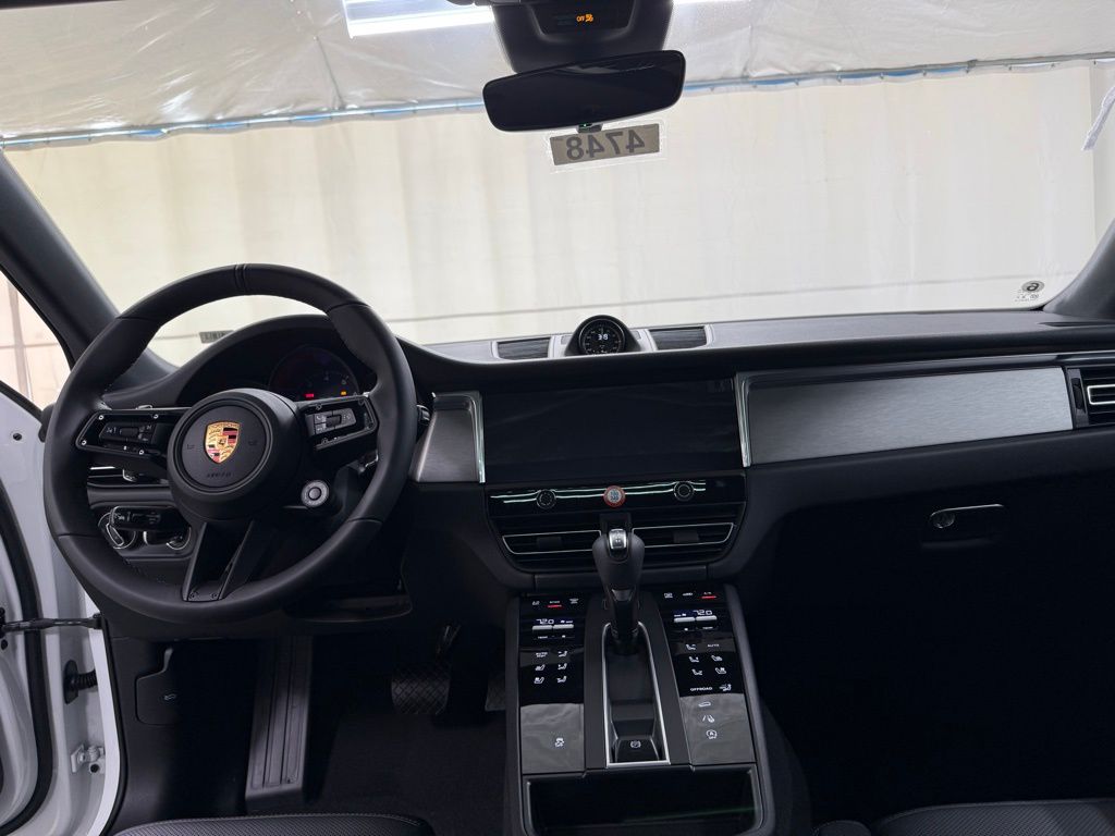 2026 Porsche Macan T - Photo 18