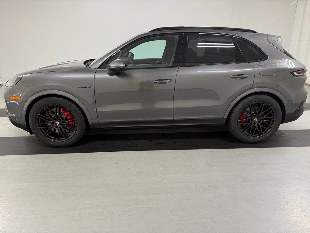 2025 Porsche Cayenne E-Hybrid S photo 2