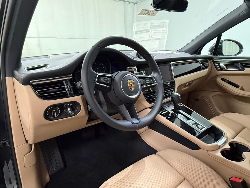 2026 Porsche Macan T - Photo 4