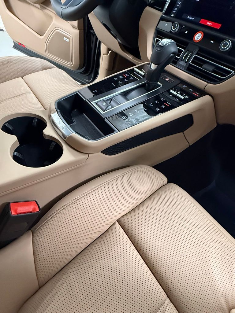 2026 Porsche Macan T - Photo 18