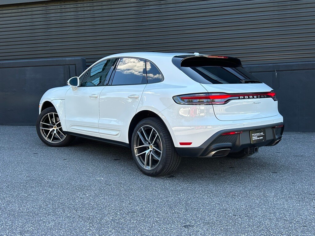 2025 Porsche Macan photo 3