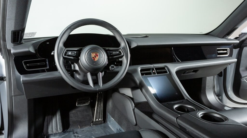 2025 Porsche Taycan photo 4