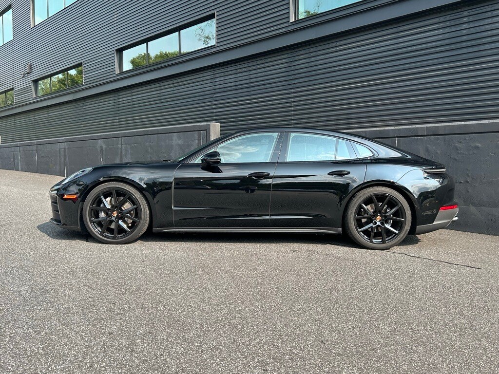 2025 Porsche Panamera 4 photo 2