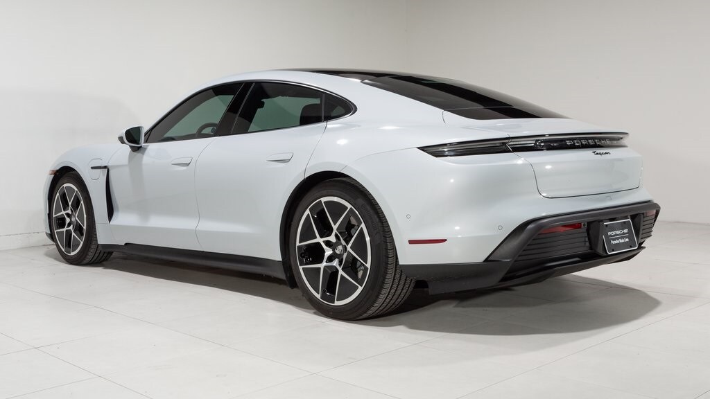 2025 Porsche Taycan photo 3