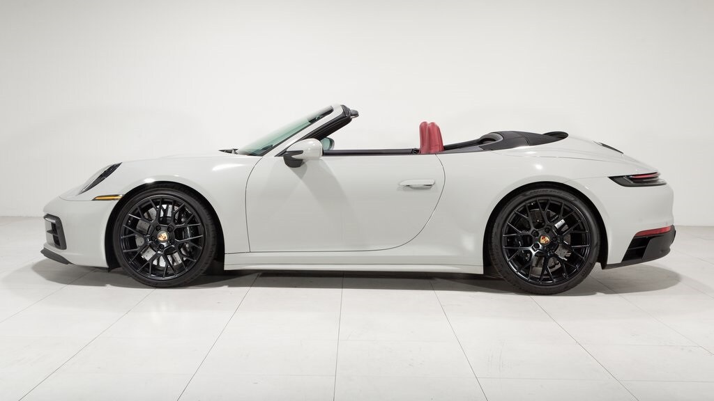 2023 Porsche 911 GTS Cabriolet photo 2