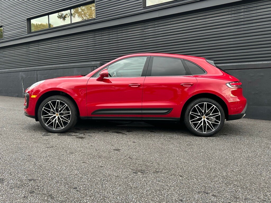 2025 Porsche Macan photo 2