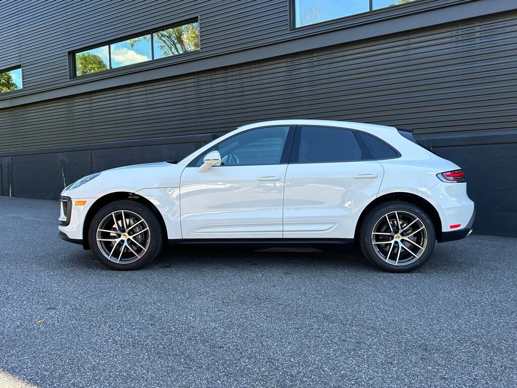 2025 Porsche Macan photo 2