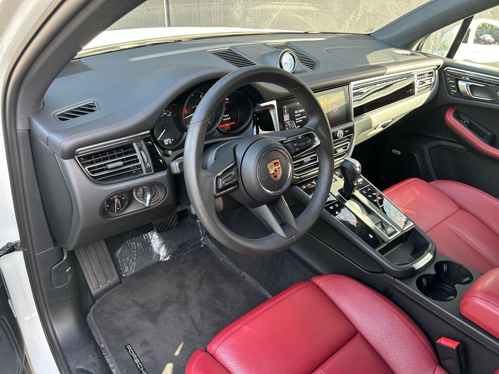 2025 Porsche Macan photo 4