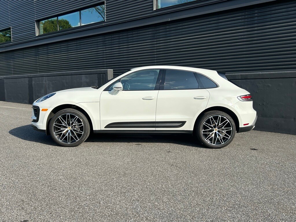2025 Porsche Macan photo 2