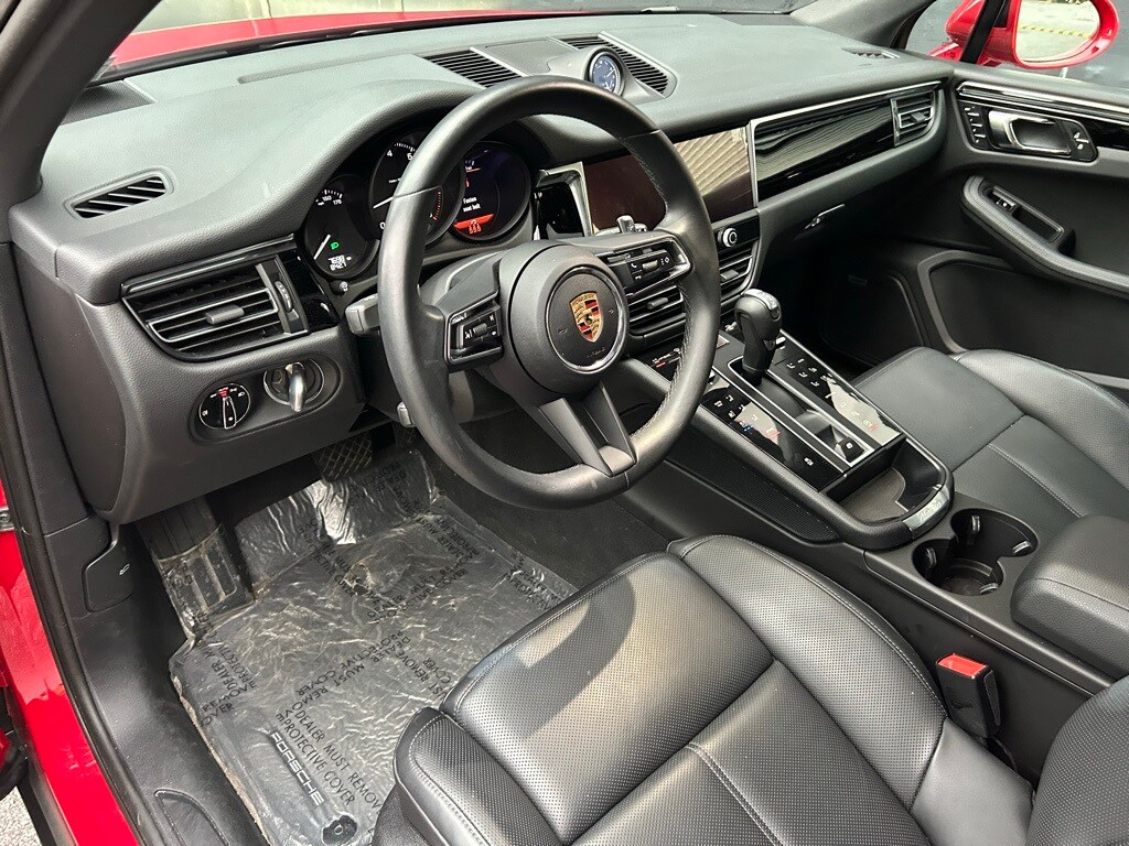 2025 Porsche Macan photo 3