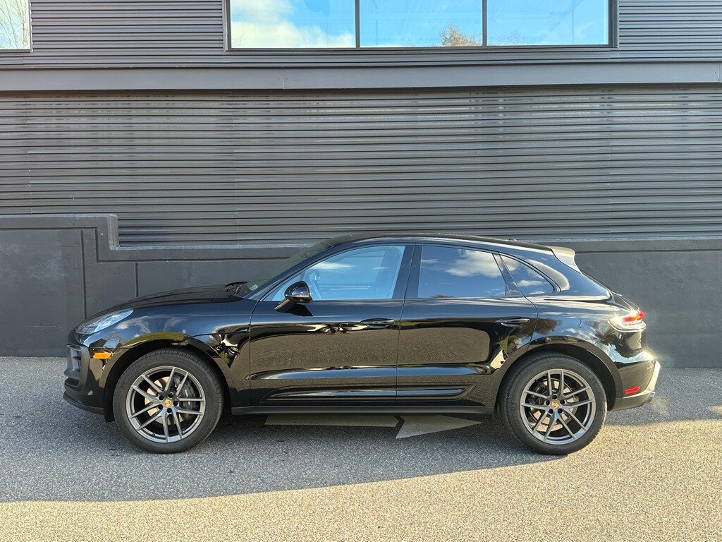 2025 Porsche Macan T photo 2