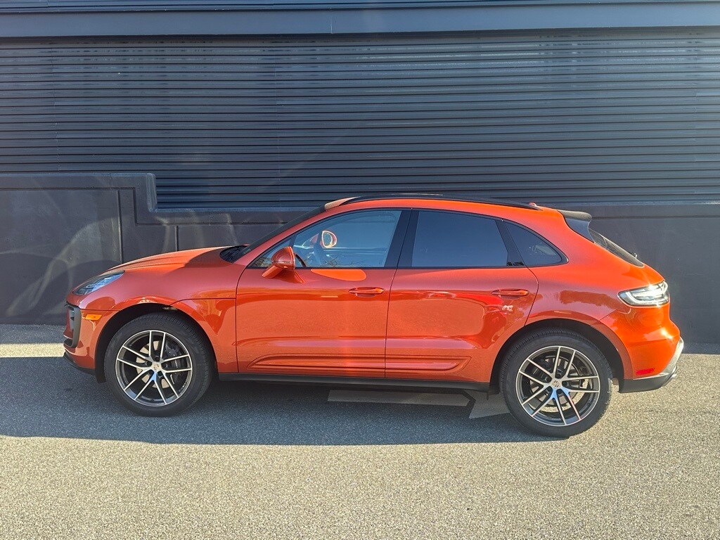 2025 Porsche Macan T photo 2