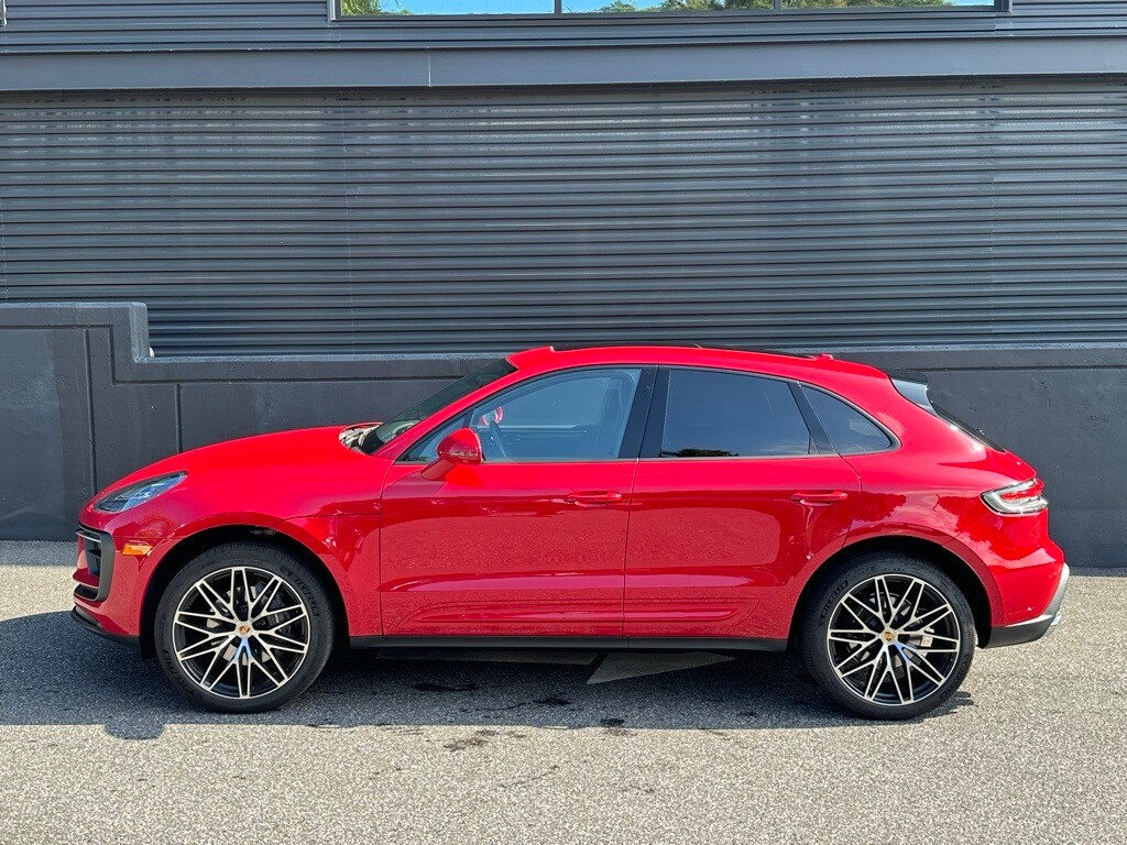 2025 Porsche Macan photo 2