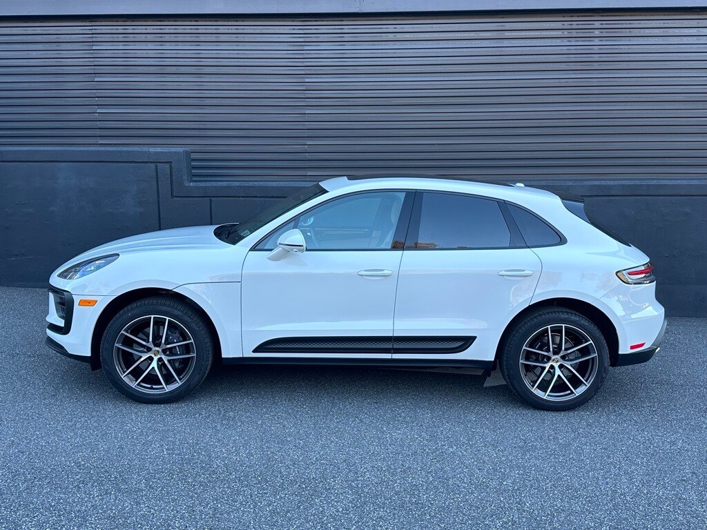 2025 Porsche Macan photo 2